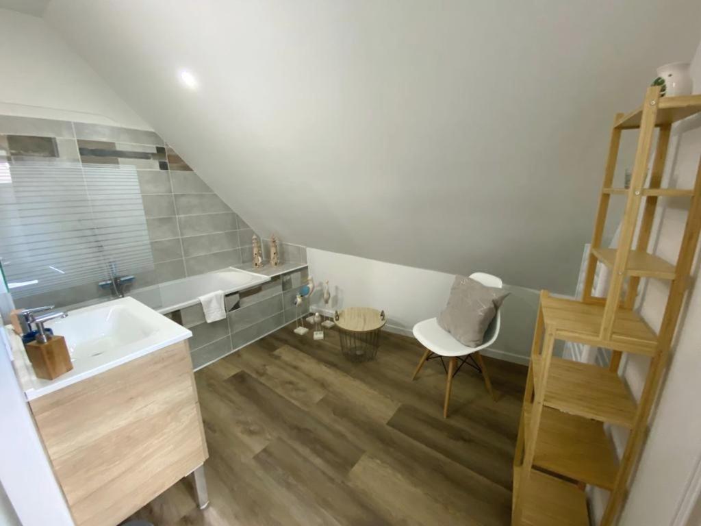Comfortable Air-Conditioned T3 In The Heart Of Amboise With Parking Space Exterior photo